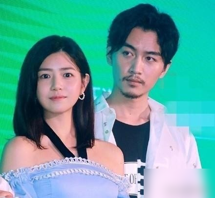 陈晓如今对陈妍希的决绝冷漠，其实赵丽颖早就领教过了。
回看2013年，两人拍《陆贞传奇》。节目里牵手，私下里投喂，陈晓甚至对着镜头直言，赵丽颖对自己有吸引力。
所有人都以为他们在热恋。结果仅仅一年后，男方突然全盘否认。
他不仅说两人没联系，还把之前的暧昧定性为配合剧方炒作，甚至强调自己起初是拒