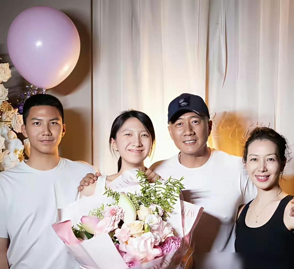 胡军185，儿子康康185+，女儿九儿173，一家四口往那一站，跟模特队出街似的。可最扎眼的是基因分配。儿子那张脸，活脱脱胡军年轻版，连眼神里的硬气都复刻了。女儿呢，又高又清冷，眉眼全随了妈卢芳，秀气得不像胡军亲生的。站一块儿，儿子像爹的复刻件，女儿像妈的升级版，胡军和卢芳各自领着自己的作品。更绝的