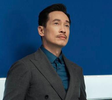 反常识判断：55岁的陈豪再穿清装演孔武，难受的不是他老了，是“孔武”被塞进了一个7天拍完的竖屏框里。
《金枝欲孽之宫墙折柳》在横店开机了，陈豪是唯一一个原班人马。黎姿退圈做生意，邓萃雯、张可颐、林保怡早离了巢，佘诗曼签的是部头约，只有陈豪还是TVB的全职艺人，公司排什么戏就接什么戏。说句大实话，“情