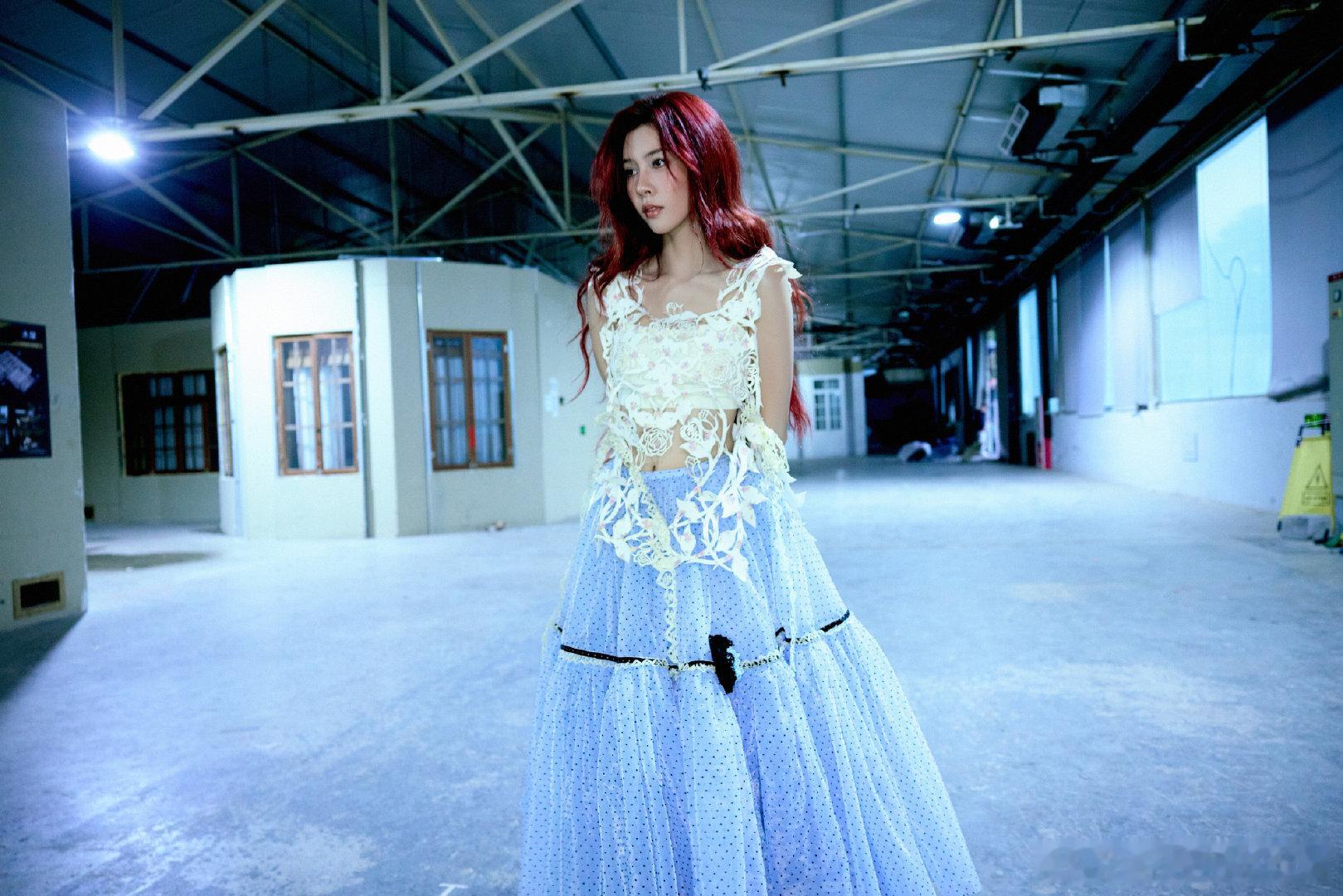 #宋妍霏简直是真人版红发爱丽儿# 谁能拒绝这种自带故事感的红发造型，宋妍霏的长卷发不是死板的造型，蓬松的弧度一动就有画面，仿佛爱丽儿跳出动画来到线下活动。 ​