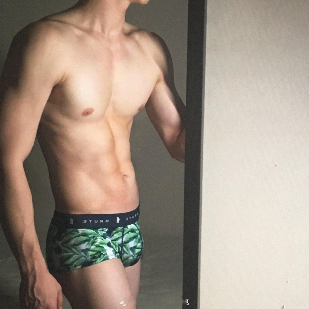 手伸进裤子掏出又大又硬又烫的苹果手机来玩 ​
