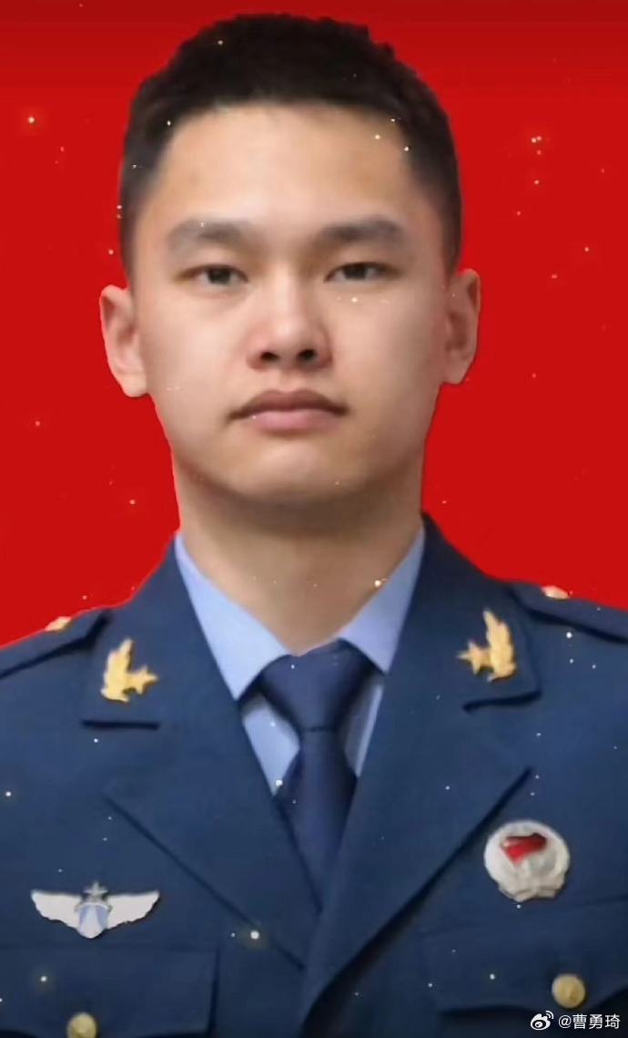 空军战士王英杰，于2023年因公牺牲，年仅23岁。
天地英雄气，千秋尚凛然。让我们一起记住他的名字：王英杰。 ​
