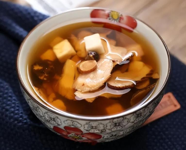 入秋补脾虚，首推“四君子” ！此汤堪称益气健脾方剂中的鼻祖!

脾虚则百病生。
脾对我们每个人来讲真的太重要了，它是人气血的源头，身体棒不棒全看脾的能力强不强。已经开始入秋，今天，给大家分享一款中医最经典的补脾汤。
既然分享的是补脾的汤，那么大家在使用之前要先进行自检看看适不适用！面色 ​