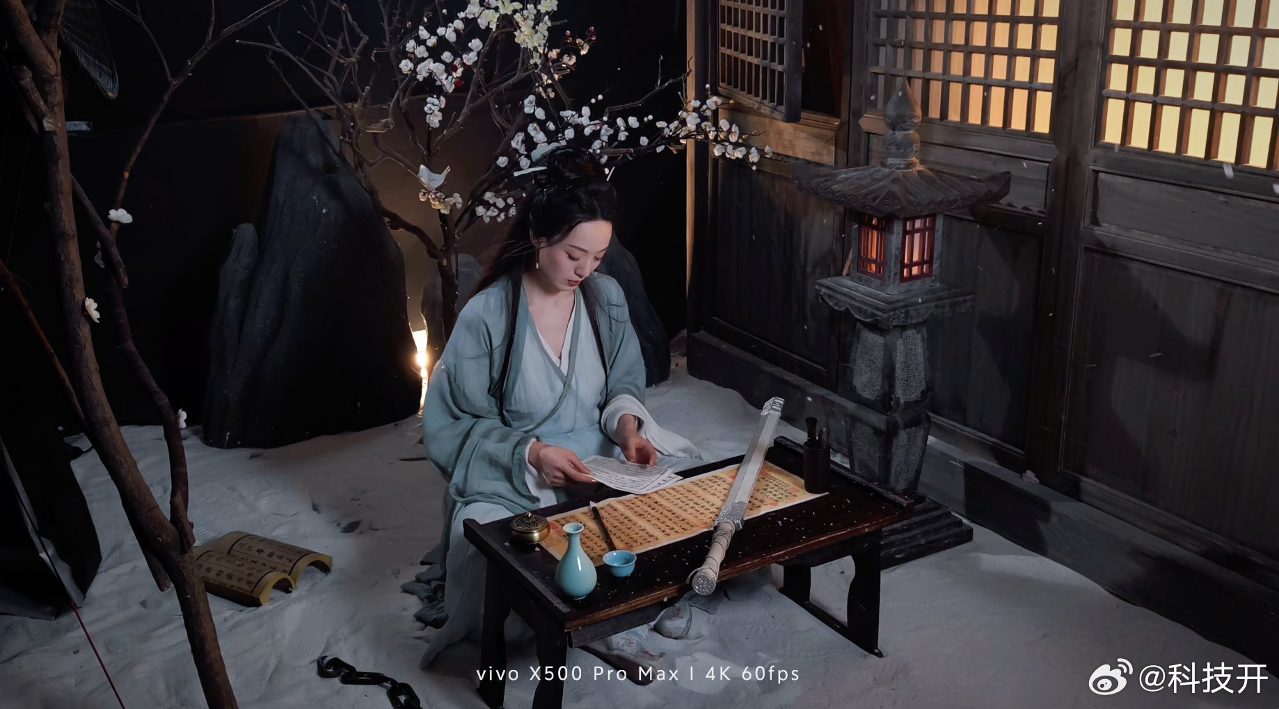 #在横店拍了自己的第一部人生电影# 看到这个话题词的时候恍惚了一下，让我联想到自己最开始拍视频的时候，也有过想要把视频拍得像电影那样高级，但是拍摄电影用的设备，对于我来说不管是以前还是现在，都会囊中羞涩一下。

所以当看到真的有人用手机拍出自己的人生电影，会让我拍摄创作的激情又高涨了 ​