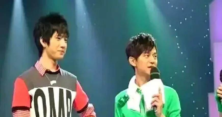 井柏然、白敬亭跟着何炅吃了十年火锅，没签约没打钱，就学会圈里吃饭的真本事。

2016年白敬亭搬家时，井柏然便贴心送了一张沙发，这张沙发陪伴三人走过十年时光。饭后不聊商业资源，只围坐拆解《快乐大本营》画面，借着画面拆解待人接物的分寸、说话的智慧，潜移默化里传递阅历。这种潜移默化的阅历传递，比枯燥说教