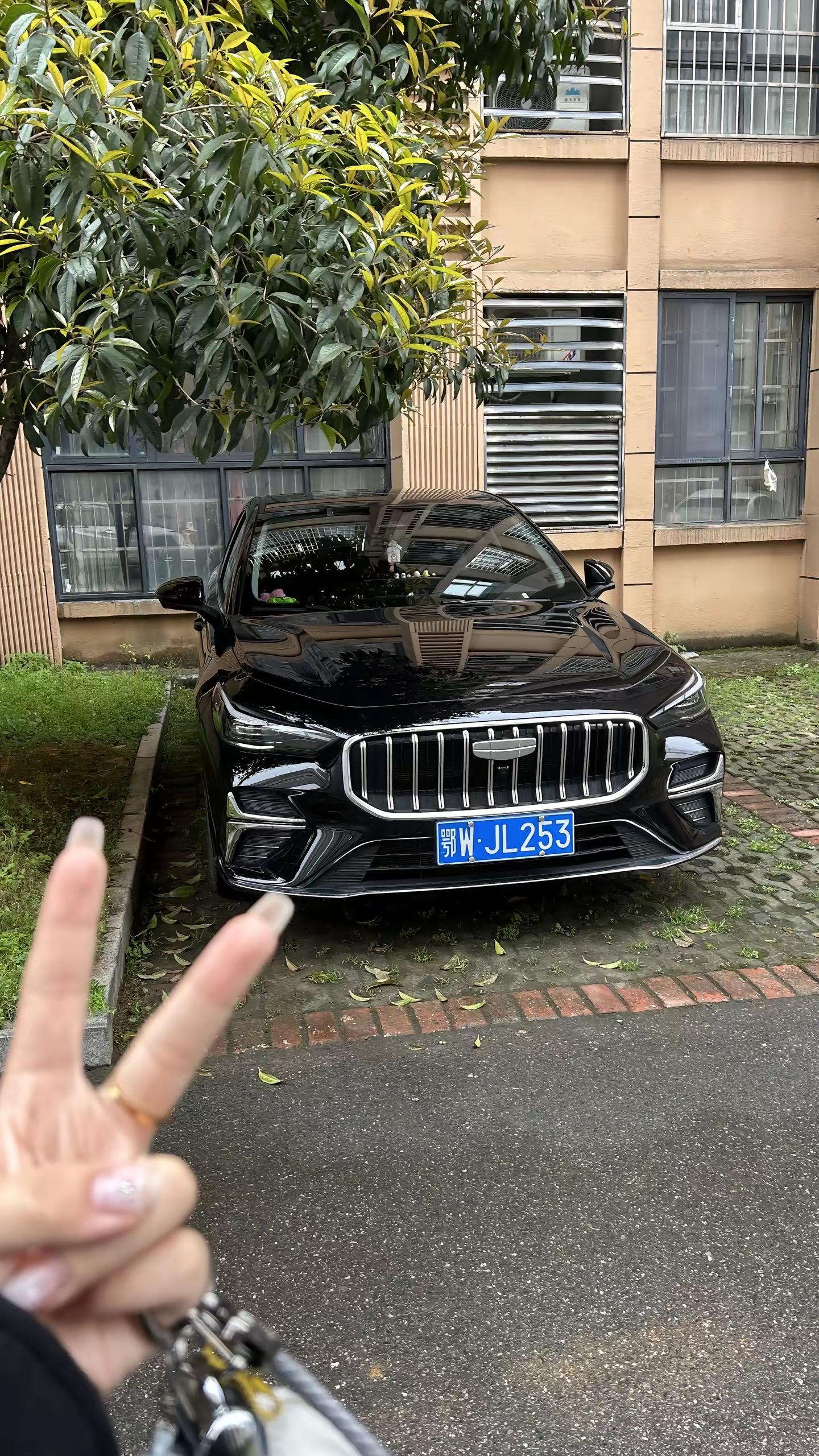 帝豪。对你一见钟情 你却说黑色帝豪不行女生的车 第五代帝豪 当下年轻人需要什么样的车 吉利帝豪