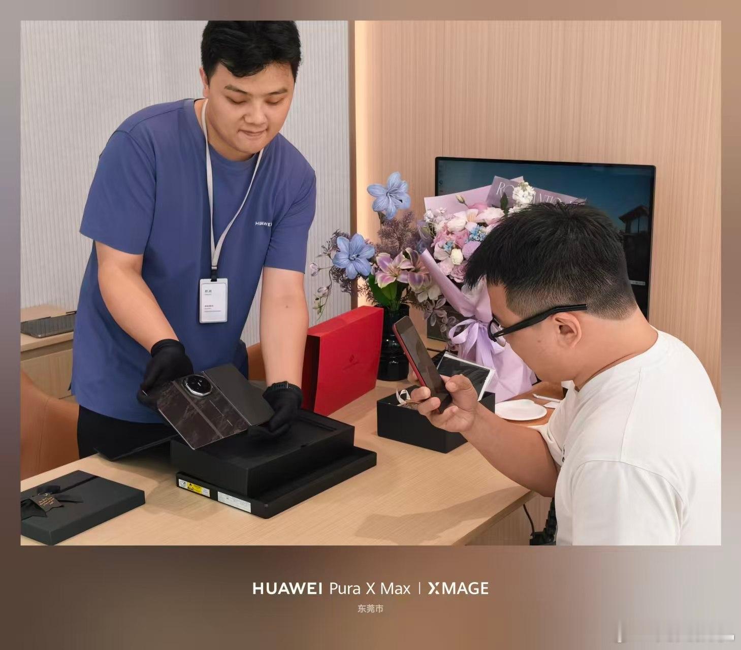 #华为展翼三折叠首批用户口碑#
华为Mate XT 2今天正式开售了，部分门店256GB和512GB已经断货，有店家加价5000卖最高配落地三万块。

这次最大的改动是从Z型折叠改成了展翼双内折，左右双翼展开重心在中间，不再有之前那种单侧坠手感。而且折叠后内屏完全藏在机身里，再也不用提心吊胆怕钥匙刮花裸露屏 ​
