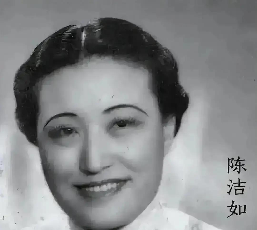 1933年，宋美龄得知蒋介石出轨陈洁如，怒气冲冲找到她，一个耳光扇过去，骂道“你非得回来做小三吗？”然而，陈洁如只是冷笑说了一句话，却让宋美龄瞬间无语，脸色煞白。
 
宋美龄的手掌还在发麻，陈洁如已经往前走了半步。她没有捂脸，也没有退开，只抬起眼睛看着宋美龄：“他当年送我去美国前，怎么跟你说的？是说