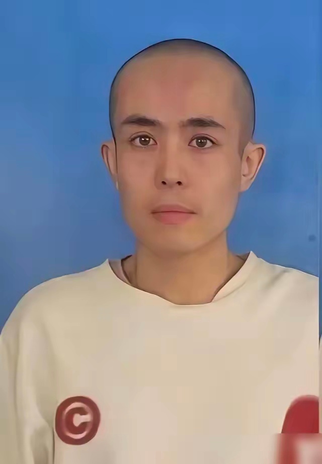 从缅甸死里逃生的王星，最近被拍到在横店接群演，日薪121块，还得还网贷。 
不是他不想火，是他不敢接。直播带货、综艺访谈、苦难变现，全推了。 
可编剧不等人。圈里现在短剧都拿AI写本子，真人群演更不值钱，淋雨加10块，下跪加10块。他群头群里抢了一晚上通告，只抢到第二天的尸体。 
这哥们儿采访 ​