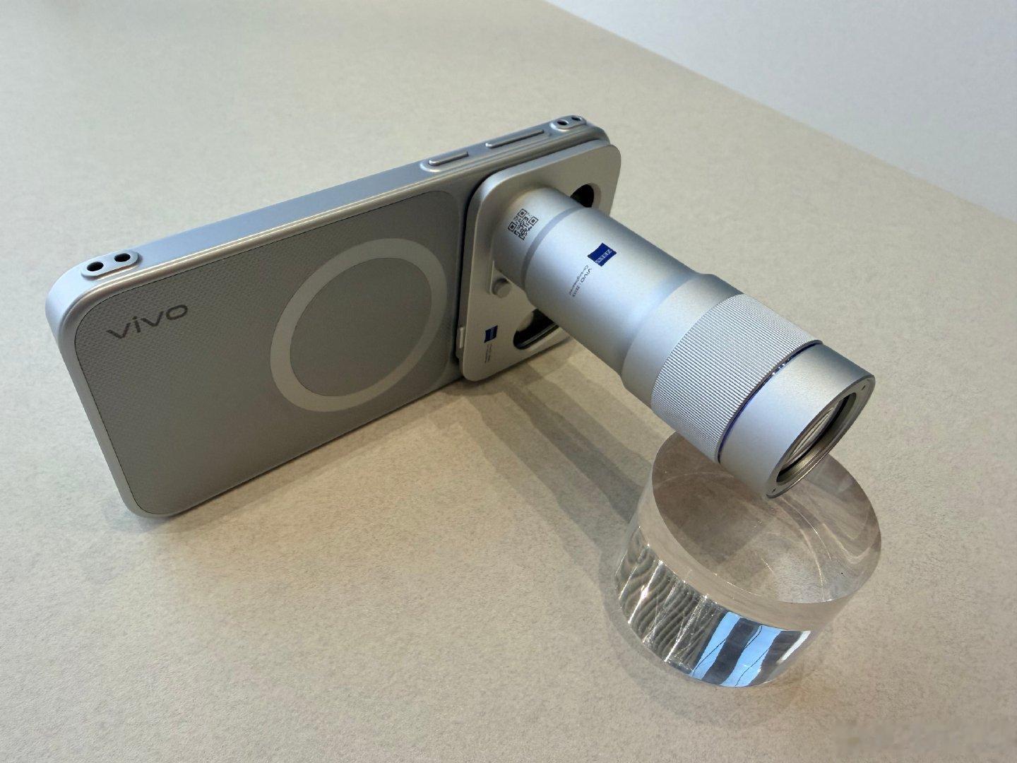 今儿，vivo X500系列影像旗舰要发，发布前我们提前看下外观和配置，外挂镜头依旧是卖点，双芯  + AI加持，影像实力绝对是第一梯队。 ​