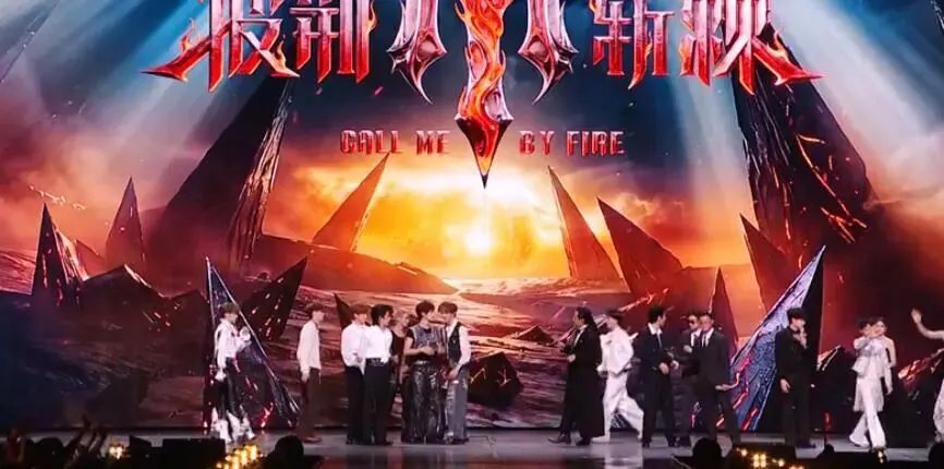 披哥四公｜有人泪洒舞台，有人稳坐王座👀

昨晚四公直播看完，心情复杂到睡不着。这节目越往后越残酷，真心是门票，本事才是座位，没座位的人只能站着看别人拿第一😭
📍淘汰组：郭晓东、陈若轩
郭晓东演戏稳，但唱歌像跑步冠军被扔进泳池，划水再真诚裁判也不买账。唱《她》眼泪都下来了，观众还是难代入。陈若轩闷头练