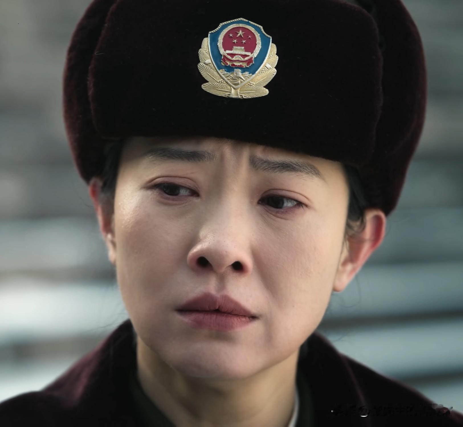 《余红旧事》这个电视剧尺度其实很大，超越了我目前看的警匪剧，并非是李德武脱裤子找小姐的场景，

而是作为刘娟一个片警，她有一个小学同学就是万大师，作为剧中一个算是笑点，推动剧情发展有很大作用。

余红广场的三个死人，三支香，到给刘娟与何亮合婚批八字，虽然是背对观众，从

红纸上双方的生日来看，只能是