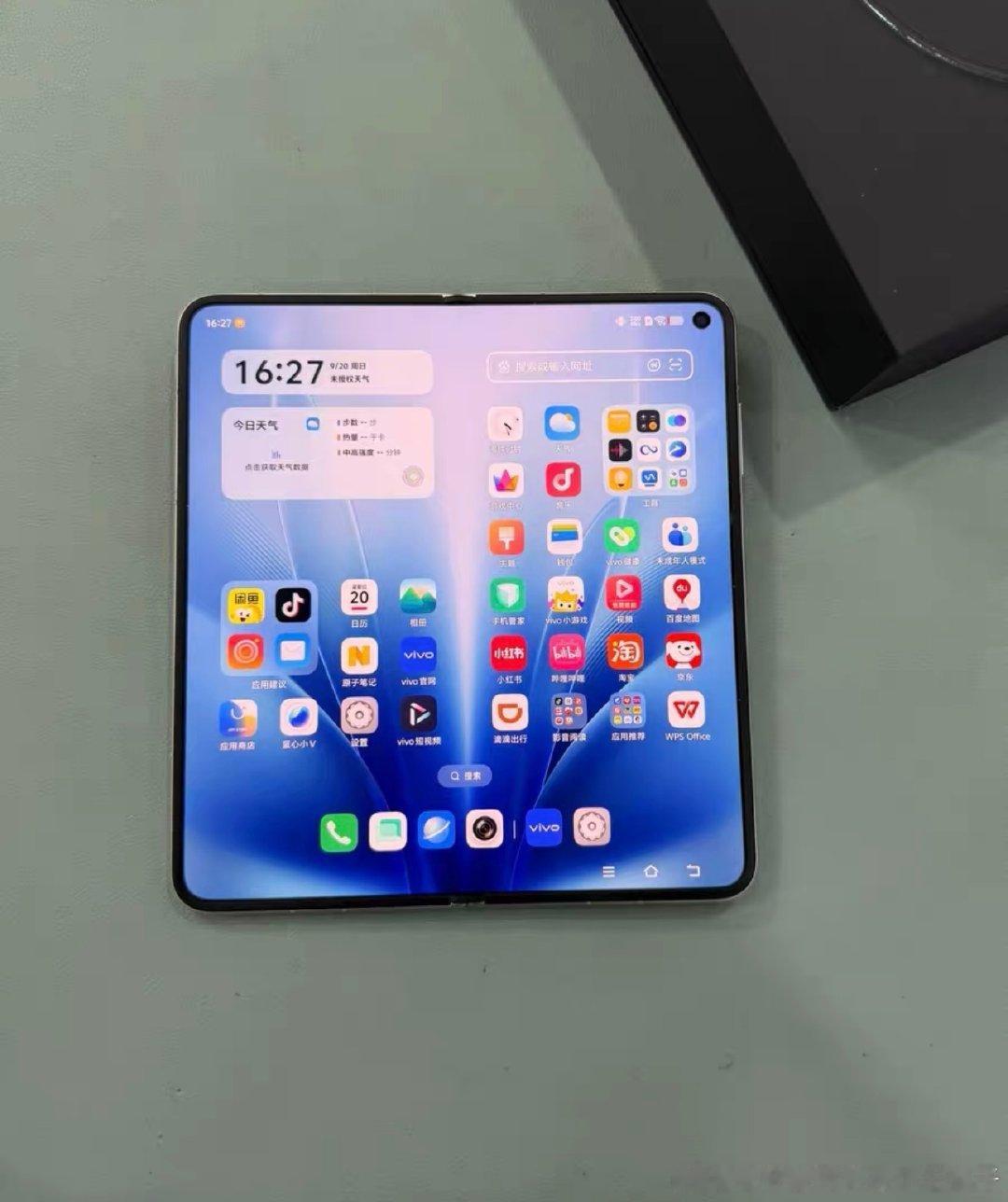 #二手手机[超话]#  新到vivoXFold6，16➕512g，白色，大全套，保修27年7月18号，带电池宝，后盖宝，稀缺白色，7000多带走 ​
