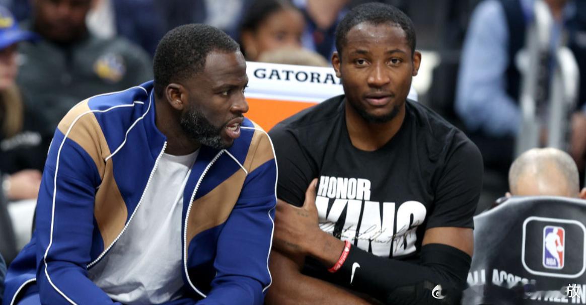 勇士的格林在自己最新一期播客《The Draymond Green Show》里直接开炮，矛头指向库明加的经纪人特纳。在他看来，特纳最近忙着回应外界，根本不是为库明加考虑，而是在替自己辩护、给下一个潜在客户留个印象。

格林的话很直白："你是想让人们别再盯着你不放，想做到这一点，你就去谈成优秀的合同。直接 ​