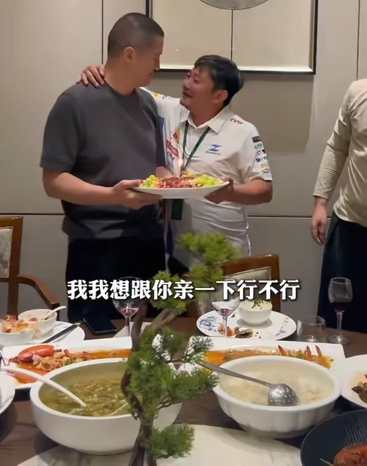 李亚鹏55岁生日被张雪搂脖亲吻！
李亚鹏55岁生日，张雪端着一盘特殊的生日蛋糕上前，踮起脚搂着李亚鹏的脖子说:我想亲一下你，面对一哥们，李亚鹏没有回避和不解，弯身低头迎面贴了上去。
一般人看到这场面肯定直呼有问题，但我看到的是两个大老爷们之间的扶持与坦荡，情谊比金坚，看到的是李亚鹏藏在骨子里的教养格