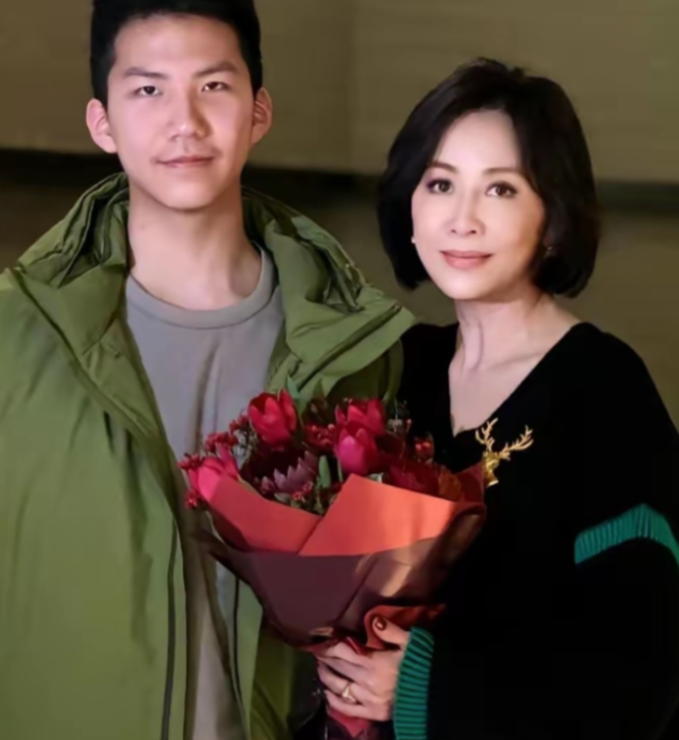 6000万豪宅送出去了，钥匙却被原封不动退回来；王家卫的实习机会递到手边，被一口回绝；社交账号上所有和干妈的合照，删得一张不剩。

这不是电视剧情节，是2026年真实发生在刘嘉玲和干儿子康康之间的事。

2026年8月，有网友翻出胡军儿子胡皓康的社交账号，发现所有和刘嘉玲的合照全部消失。

紧接着媒