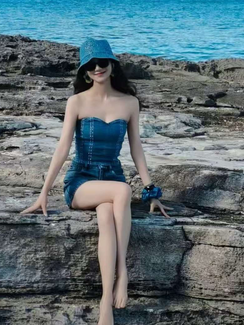 韩雪一头羊毛卷发，身穿抹胸牛仔上衣搭配短裤完美凸显迷人好身材好气质