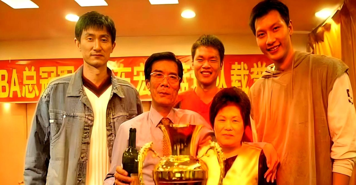 易建联朱芳雨背后的那个男人，该进名人堂了。

2026年篮球名人堂举荐启动。所有人都在盯着退役球星，却很少有人提起当年那个敢第一个吃螃蟹的人，陈林。

1993年，他掏腰包拉起广东宏远，硬生生砸碎了球队靠拨款的铁饭碗，把中国篮球拽进了市场化。

你掰着指头数数，易建联、朱芳雨、王仕鹏、杜锋。过去十几