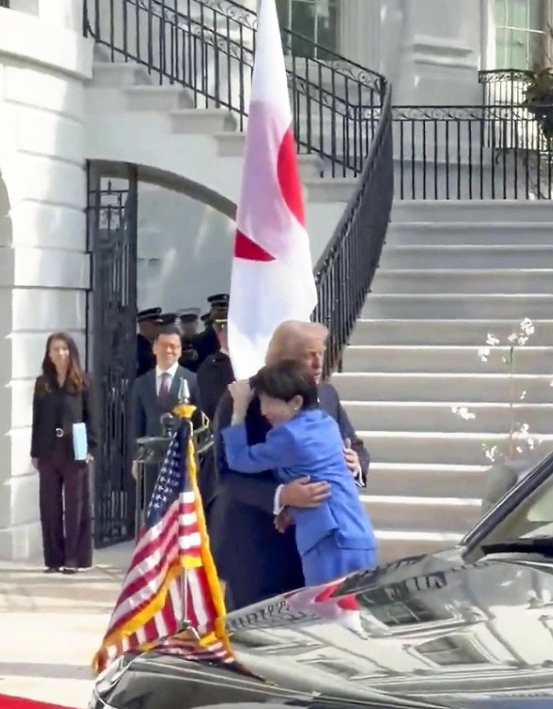 高市早苗执政以来，也算干了一件大事，她持续推行右翼历史叙事，淡化侵略历史，不断误导日本社会对二战的认知，此举也引发周边国家高度警惕。


过去很长一段时间，不少日本国民活在一种很舒服的叙事里：日本文明、有礼貌、技术先进，所以全世界都喜欢日本，只有中国和韩国因为“反日宣传”才讨厌日本。


高市上台后