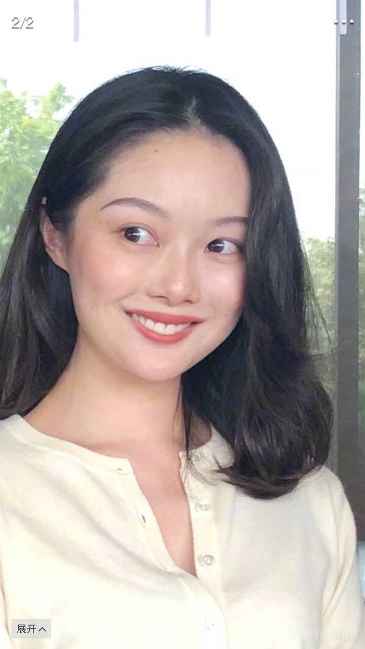 果真还是女人更了解女人！

我妈刷到晚晚和林瀚合体的视频，

看了半天，突然跑过来跟我说，找老公一定找林瀚这种男人！

我真的很震惊，全网都在嘲“晚学”，笑林瀚是个“恋爱脑”，整天给晚晚惹的祸擦屁股，你怎么还觉得他好？

我妈却说，你以为林瀚傻，其实他比谁都聪明。

全网黑晚晚的时候，他没有选择明哲