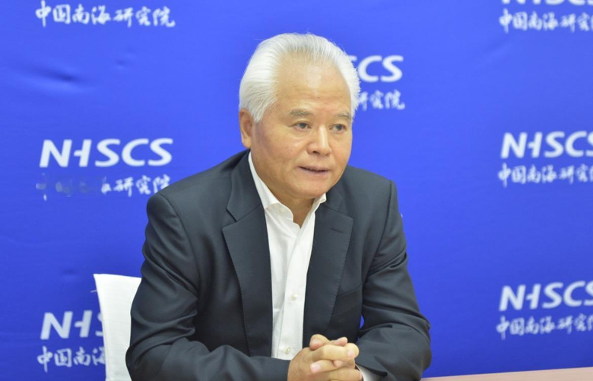 新加坡防长陈振声在香山论坛上引用孟子“以德服人”，呼吁大国用战略耐心增进互信。这话听着漂亮，但细琢磨，人家小国夹在大国中间，嘴上说的是“德”，心里想的是“别逼我站队”。中国在南海确实够克制了，仁爱礁那艘破船搁浅二十多年，换任何一个大国，技术上早给你清走了，但中方至今还在谈人道补给。可你看看中国换来了