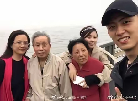 黄景瑜带父母回丹东吃海鲜：187的身高是基因给的，但这份孝顺是他自己选的

最近，一组黄景瑜陪父母出游的照片在网上流传开来。

画面里没有红毯，没有保镖，也没有工作人员前呼后拥。

只有一个187的壮汉，穿着休闲装，陪着爸妈在丹东大孤山爬山、散步，下山后在当地海鲜餐厅吃顿饭。

很多人第一反应是：这
