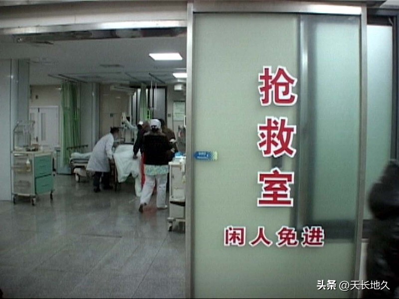 妻子投诉医院未经同意抢救老公！
近日，一起特殊的医疗纠纷引发网友热议。一名女子公开投诉当地医院，直指院方在未征得自己签字同意的情况下，擅自为其丈夫开展抢救手术，质疑医院诊疗流程存在违规问题。
据女子表述，事发时丈夫突发意外需要紧急手术，自己作为直系家属全程在场，尚未签署任何手术知情同意文件，医院便直