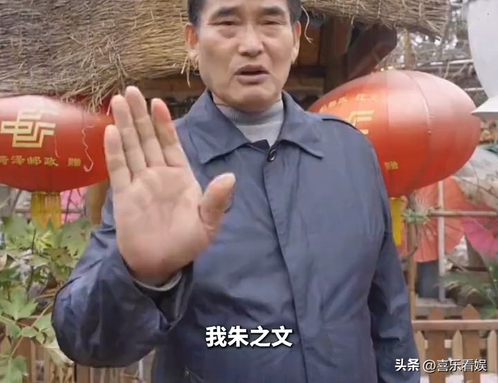 “大衣哥”朱之文，最新发声！
 
10月26日，“大衣哥”朱之文又冲上热搜，他就被黑粉举报，演出全黄一事，进行了最新的发声。
 
据九派新闻报道，大衣哥长期遭黑粉举报，前前后后取消了十几场演出。

对方建了群组，只要他要去外地商演，就集中向文旅部门、主办方投诉，理由都很统一，就说是“劣迹艺人”。