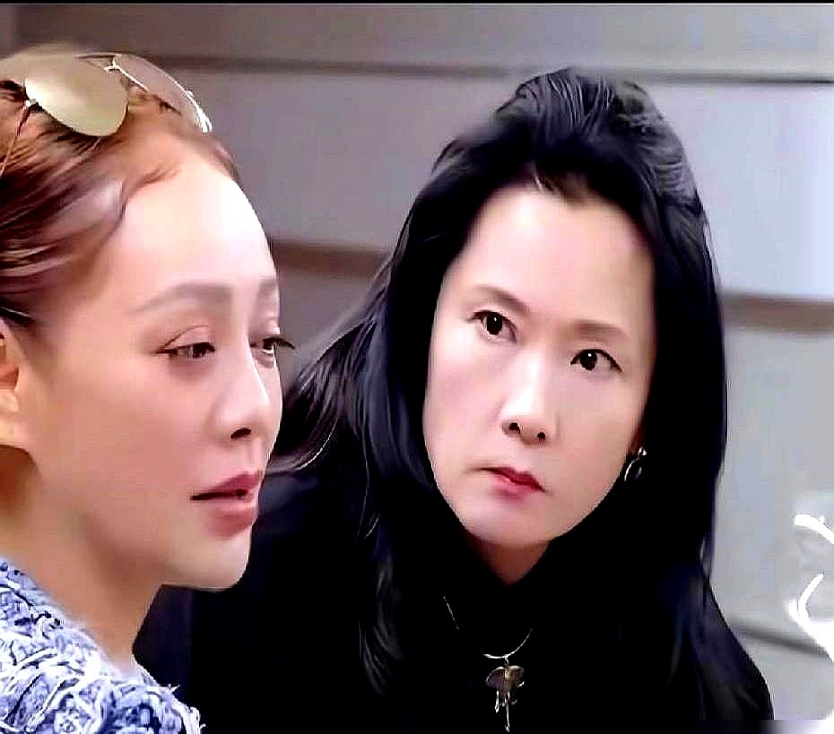 宁静问刘嘉玲：“你就没觉得梁朝伟没那么好过？”

刘嘉玲居然直接认了。

外人看他是影帝，生活里就是个闷葫芦。当年家里搞装修，梁朝伟拎着箱子转身就走，所有麻烦全甩给刘嘉玲一个人扛。

换一般人早掀桌子了。可前两天俩人还一块晨跑，梁朝伟头发跑得湿透，刘嘉玲在旁边写下“风里已经有秋天的味道”。

光环人