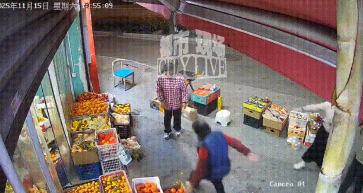 “离了个大谱！”11月15日，上海，一90岁老太在水果店买了几个柿子...