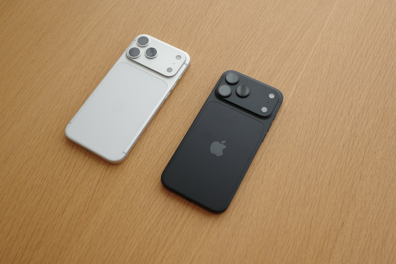 iPhone18ProMax此刻还有65%电量～

Air已经没电了[允悲]是有多爱呀

18ProMax续航太顶了，虽然用的少，但今天还拿来做导航了～ ​