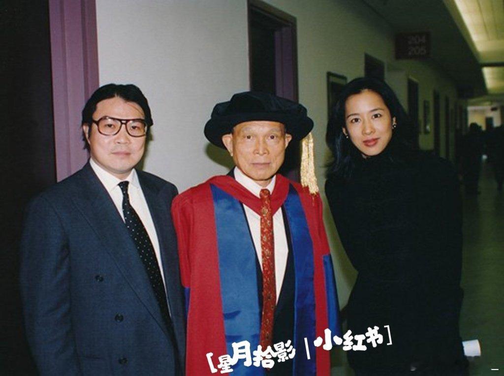霍英东获荣誉博士，朱玲玲霍震霆出席
1995年，霍英东获香港大学名誉社会科学博士学位#朱玲玲##霍震霆# ​