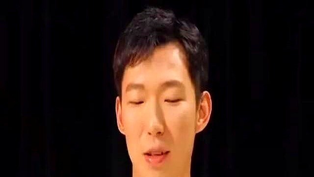 “人不错，但不熟。”周琦这七个字，撕开了顶级名利场最残酷的遮羞布。

场均6.9分钟，拿1.2分。周琦坐在饮水机旁，看着球队老大哈登疯狂砍分。在更衣室里，两人各练各的，出了球馆大门更是两条毫无交集的平行线。

一个是争冠绝对核心，一个是边缘替补。有人问这段经历谁对他影响最大，他摇头直言没有。

竞技
