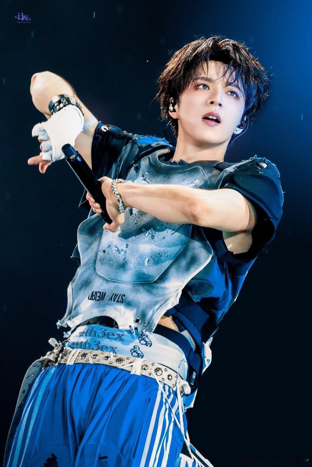 #刘耀文团建也要出神图# 一直对自己的颜值身材有明确肯定的刘小狗，在时代少年团直播里随便一帧都是高光时刻，秋日神图正在批量生产中#刘耀文哥们团建也要出神图# ​