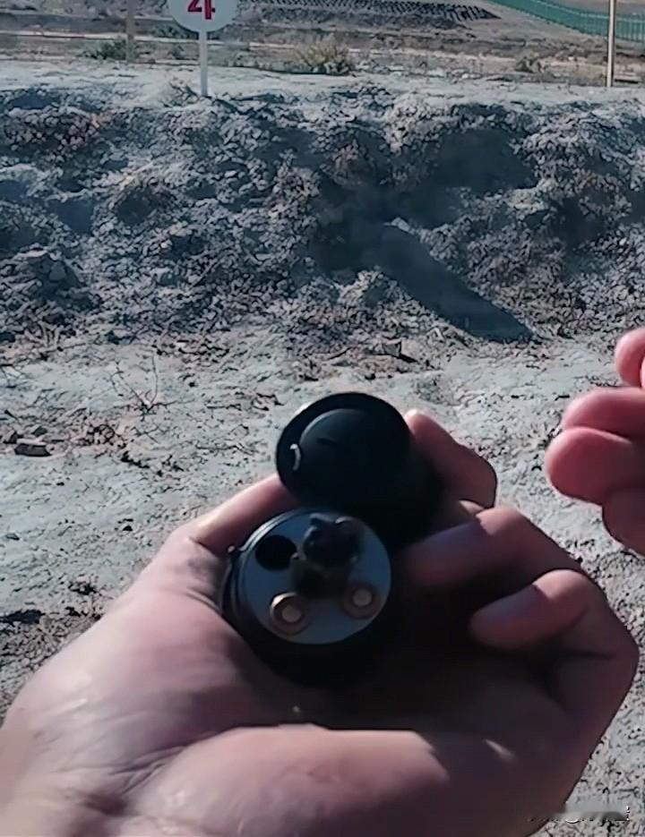 “匕首枪”画面曝光，真看着外观就是一把普通的军用双刃匕首，防滑刀柄加金属护手，劈刺、切割、破障样样都能来，谁能想到刀柄里藏着四根独立枪管，还能预装四发专用手枪弹。
有效射程10米，出膛速度超300米每秒，近距离能直接击穿厚松木板，整枪重量还不到700克，揣身上完全不影响格斗动作。
之前只在老电影里见