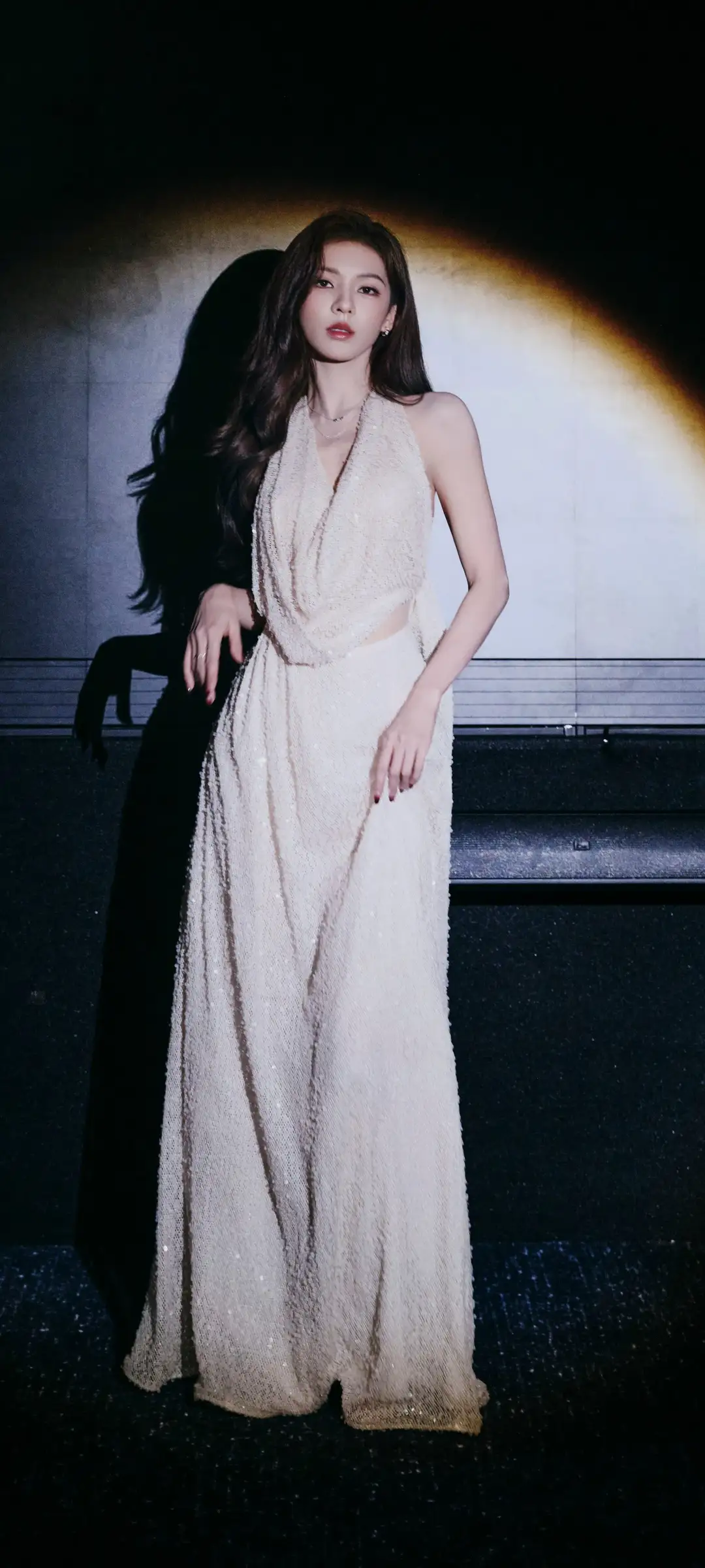 梦幻光影下的优雅女神，散发着迷人的魅力。(张予曦)
