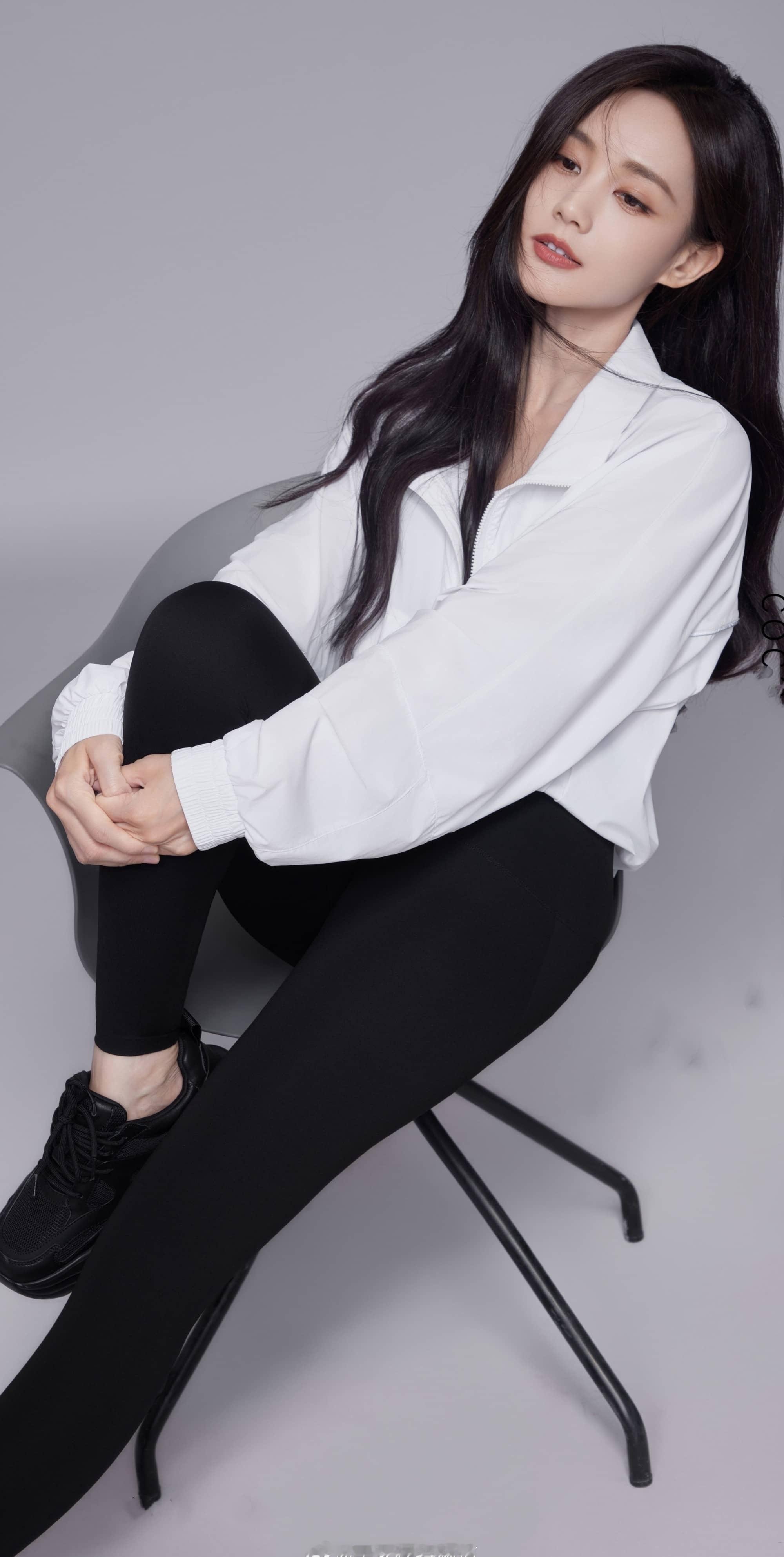 李一桐美腿姐姐好迷人