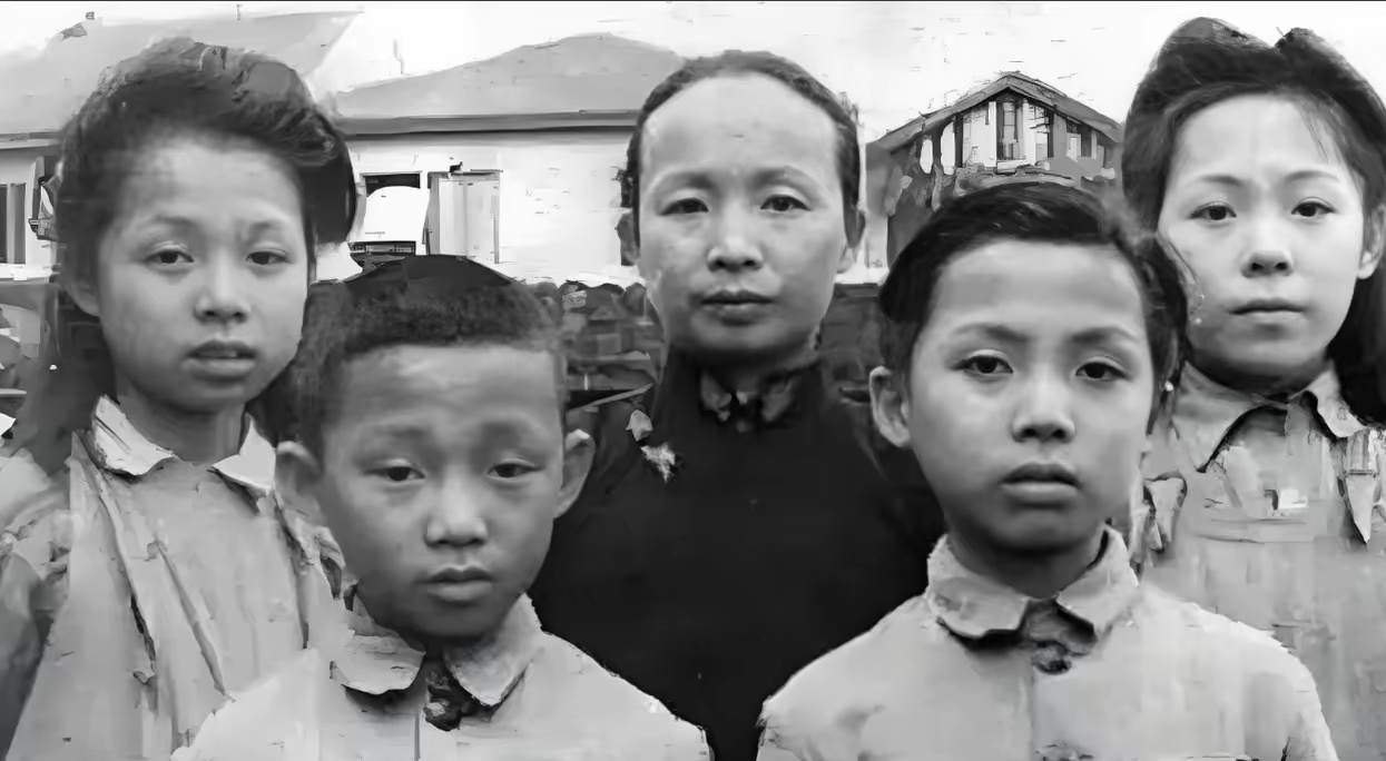 1949年，谢晋元的遗孀凌维诚给陈毅写信求助，希望能继续使用吴淞路466号这栋洋房。没几天，就有人举报她，说屋子里住了七八个年轻男人，看着十分可疑。
 
1949年10月深秋，一封检举信送到了上海市政府。
信里写得很吓人，说虹口区吴淞路466号这栋刚获批使用的三层洋房，住在这里的寡妇，接连招来七八个