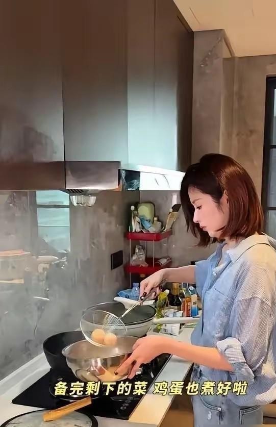 当年全网都在骂付辛博搞AA制、颖儿恋爱脑迟早要离，结果这么多年过去，两口子反倒把日子过得比谁都瓷实。
颖儿在昆明进组拍戏，放着舒服的星级酒店不住，专门在外头租了套民房，把女儿小月亮接到身边照顾。
只要下了戏卸了妆，立马一头扎进油烟里。灶台上摆的调料全是普通超市货，根本不是某些明星作秀摆拍的样子。