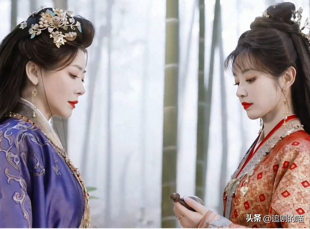 《嫁金钗》君黛逼问郭氏常妈妈告密真相被警告别再追究，霍玦查到阿丑曾被活埋于老坟头，寿安君令其继续追查，君黛偷听后向魏恒娥索要东西，决意推波助澜剪除后患

常妈妈的死，果然没那么简单。

郭氏亲自来闲庄接人，嘴上说是老夫人有几句话要捎给君黛，可话里话外，句句都是敲打。

君黛问她常妈妈到底要告什么密，