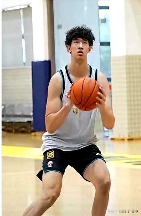 这两天“黄明依试训吉林被退回”刷屏，评论区吵到冒烟。
细看下来，俱乐部一个公文都没出，吉林最近热身名单还挂着他的名，真假悬着。
8月24日，广东宏远把杜锋从主教练调成总教练，朱芳雨改任荣誉顾问；第二天塞尔维亚教头亚科夫列维奇走马上任。
黄明依已拿到广东B类续约。
把过去骂杜锋不提拔新人，一口翻案也别