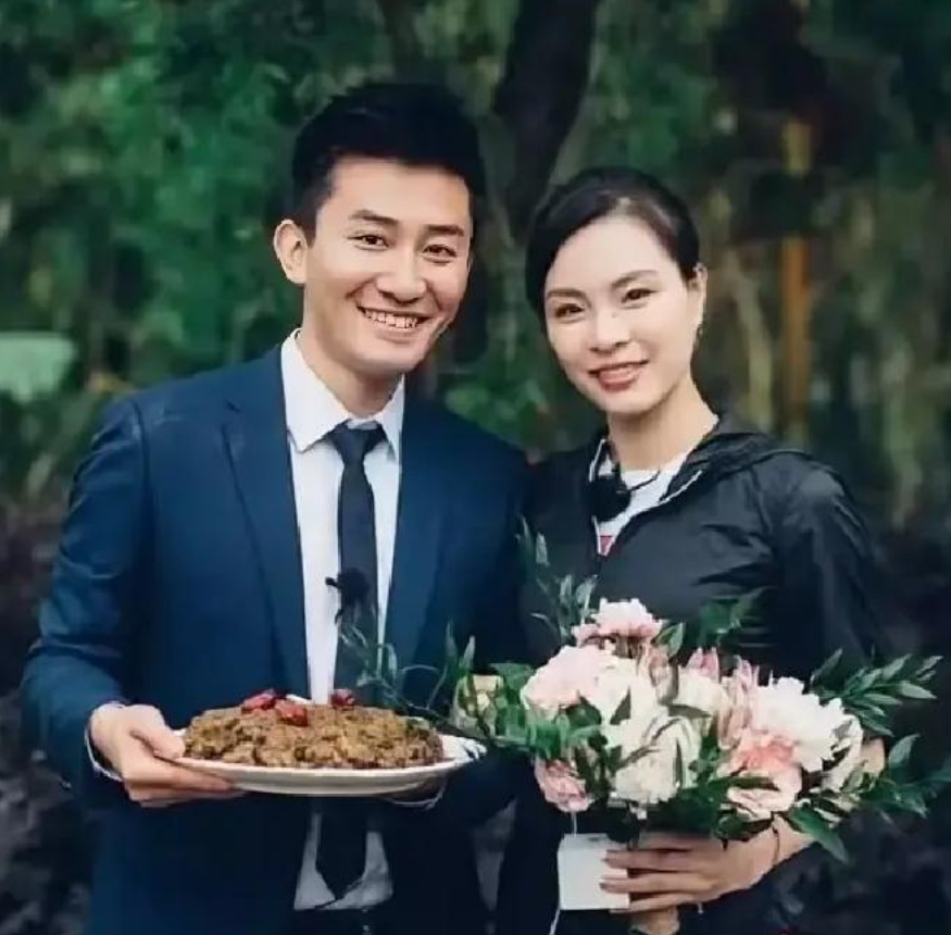 2017年，奥运冠军吴敏霞结婚时跪下给婆婆敬茶，婆婆一脸骄傲。婚后吴敏霞两次怀孕，婆婆都没去看过一眼，不知道的以为吴敏霞是高攀豪门了，可实际上她的丈夫只是一个有些贫困的普通人……

主要信源：（新浪娱乐——吴敏霞披上凤冠霞帔出嫁张效诚）

2017年陕西富平的一场中式婚礼上，一个画面至今让人记忆犹新