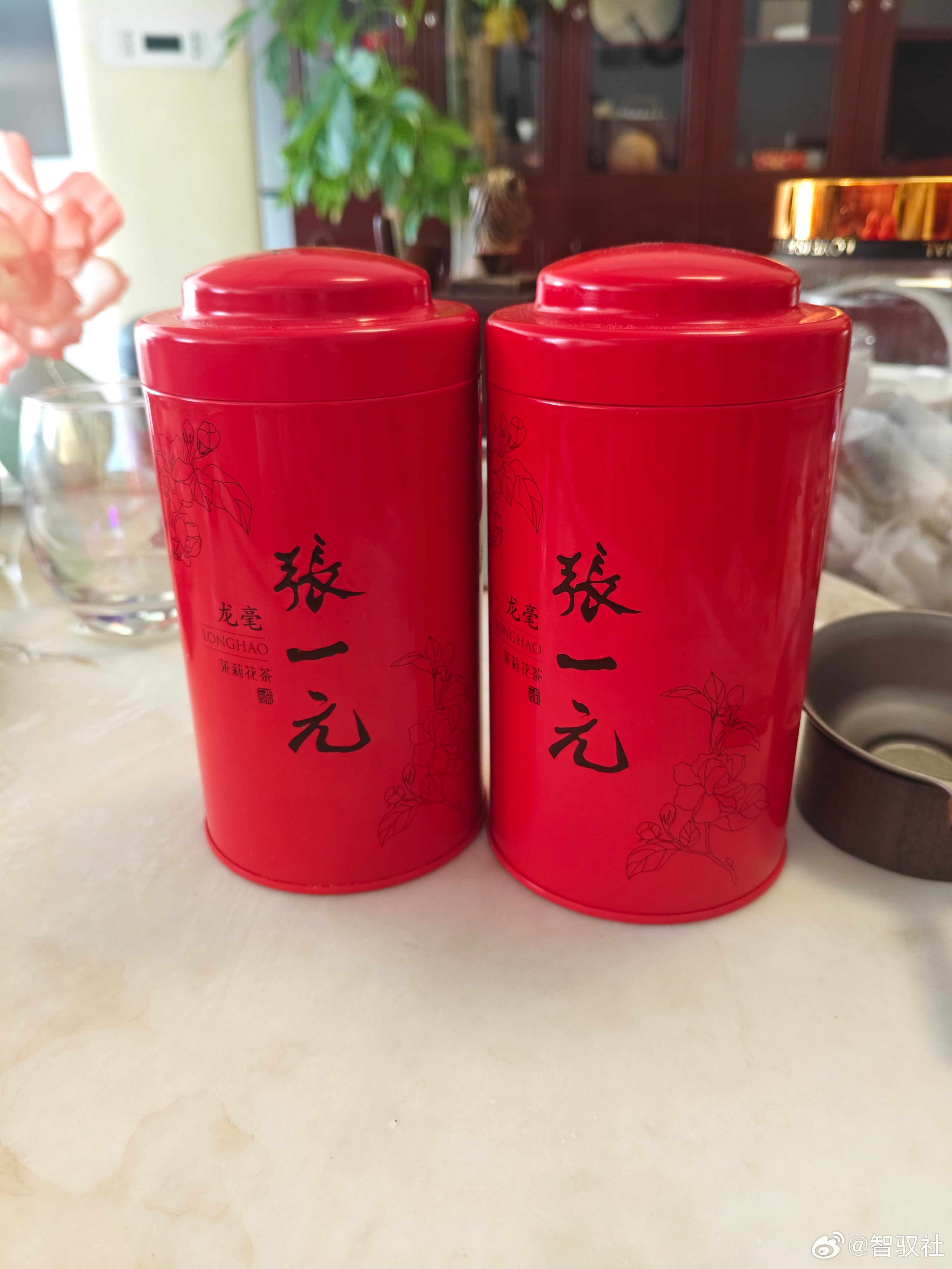 要啥饮料～茶能明目～必须张一元的茉莉花茶啊～一壶热茶～满屋飘香～[打call] ​​​