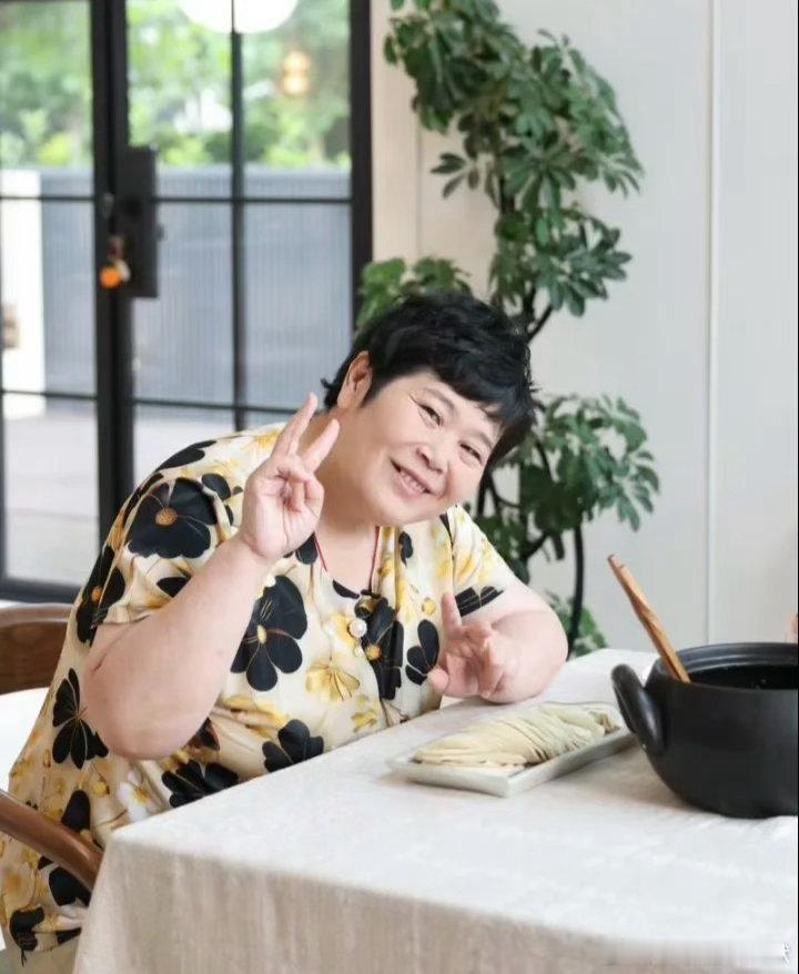 #房主任连吃四天鱼头进急诊##姐姐当家#四天剁椒鱼头直接干进急诊，美食虽好吃切忌暴饮暴食，房主任的经历妥妥现实版饮食反面教材#姐姐当家[超话]# ​