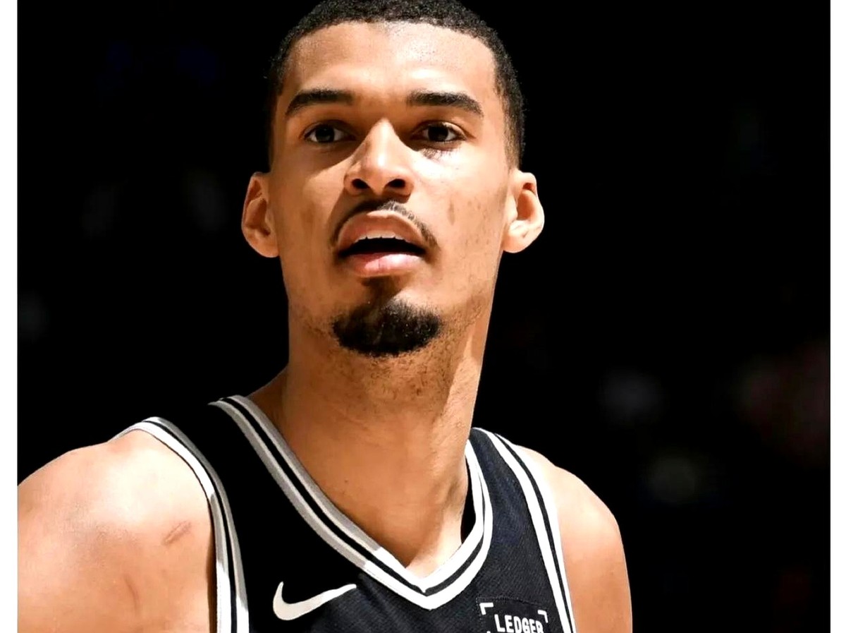 外媒刚甩出NBA新赛季预测，文班亚马直接包揽MVP和最佳防守球员。

这帮人真敢想。才打磨没多久，就认定这法国长人能把内线彻底拿捏。东契奇倒是不意外，靠着那一手稳定的单打，被死死按在得分王的位置上。卡鲁索去抢最佳第六人也挺稳。

整份名单翻到底，老家伙们连个影都没了。这等于直接掀桌子，宣布联盟彻底成