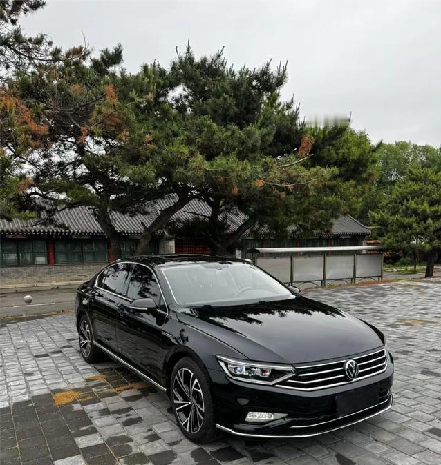二手迈腾：为什么说它的底盘是“德系味的代表”？
开过迈腾的人，很多都会对它的底盘留下印象。高速行驶稳定，方向指向清晰，变道超车从容。过减速带时悬挂处理干脆，没有多余弹跳，整体感很强。这种扎实的底盘质感，是很多人选择迈腾的重要原因。后排空间非常宽裕，坐三个人也不挤，适合商务接待和家庭出行。
2.0T发