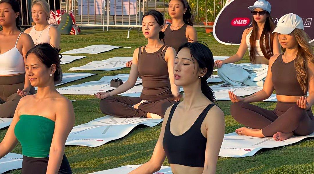 张俪上瑜伽课，真是人群中最白最吸引人目光的女性，不愧是明星 ​