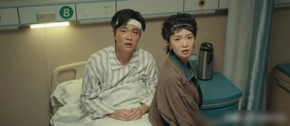 蒋龙居然敢挂周星驰的招牌当导演，胆儿是真肥。
《一年一度喜剧大赛》拿完冠军，转头就自导自演剧版《喜剧之王》。结果观众一看，这不就是喜人攒的加长版小品吗？误会套误会，闹腾完拉倒，跟电影那口小人物硬撑的劲儿，半毛钱关系没有。
他演横漂周可，故事讲得稀碎，全靠于和伟、黄渤这帮老脸撑着门面。
说白了，