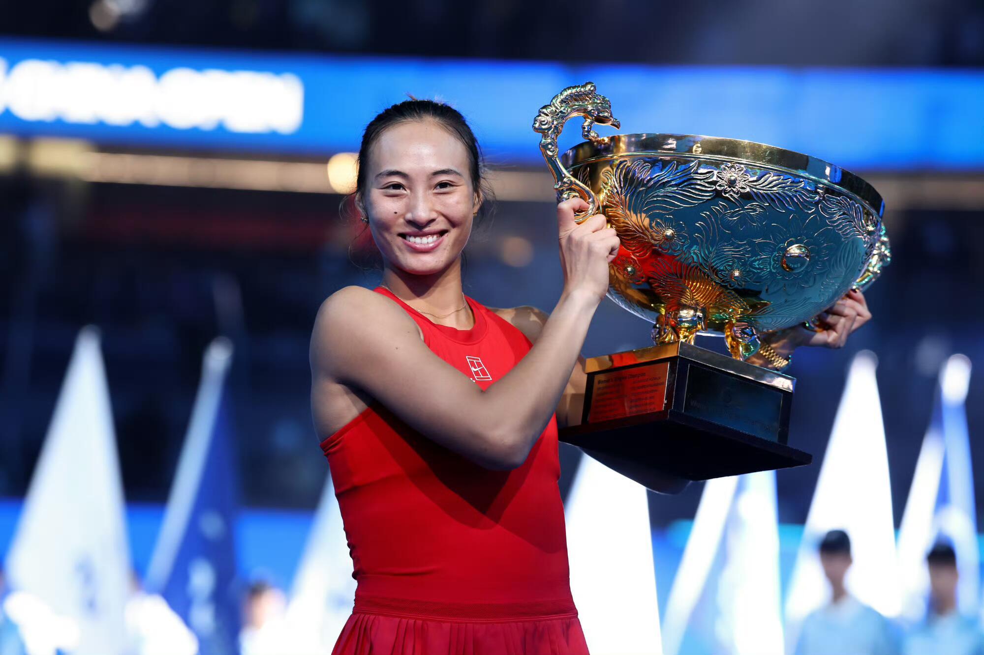 #郑钦文团队一天就得花五万多块#职业网球真的是烧钱运动。教练、体能师、康复师出行食宿全都要安排，一场场训练和比赛背后，全是实打实的成本。光鲜的成绩从来不是凭空来的，高额投入换技术保障，压力也跟着翻倍。当然高投入也意味着高期待，希望这份重金支撑的团队，能陪着她少受伤，打出更多亮眼比赛 ​