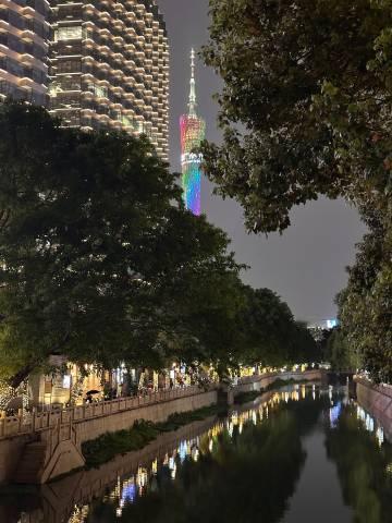 费城76人阵中有凯里罗瑞、德拉蒙德、保罗乔治、恩比德这样的老中年球员...